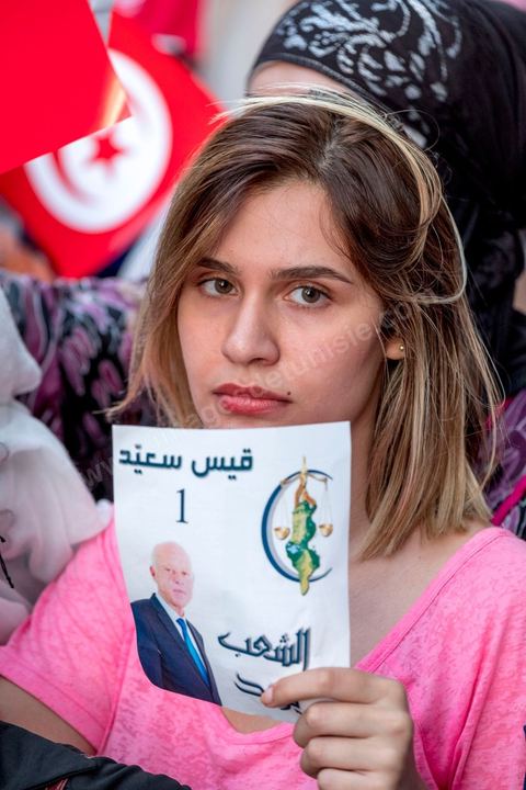11 octobre 2019 : en ce dernier jour de campagne officielle pour le second tour des éléctions présidentielles, les bénévoles et militants du candidat indépendant et atypique de Kais Saied se sont réunis par milliers sur l'avenue Habib Bourguiba. Chants et discours pour soutenir leur candidat qui n'a pas fait de sortie cette semaine et a laissé ses partisans faire campagne pour lui. Kais Saied a fini premier au 1er tour des élections et profite du soutien des principaux partis qui ont appelés à voter pour lui comme Ennahdha, Al Karama, ou encore Attayr, il est donc favori pour le second tour au vu des reports de voix. 