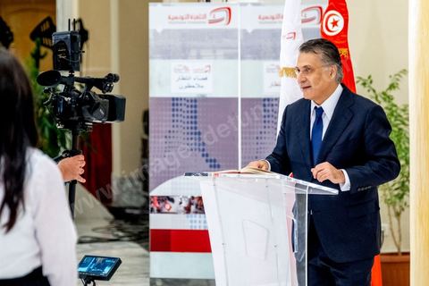 11 octobre 2019 : Arrivée du candidat Nabil Karoui à la télévision nationale. En ce dernier jour de campagne officielle les candidats au second tour de la présidentielle, Kaïs Saïed et Nabil Karoui, se sont affrontés lors d’un débat télévisé. Un exercice nouveau pour la démocratie tunisienne. Les indécis sont encore nombreux en Tunisie. Ce débat, le cinquième institué ces dernières semaines à l’initiative de l’organisation Munathara, sur la chaîne nationale Wataniya (après ceux du premier tour et celui des législatives), risque d’être déterminant pour le scrutin présidentiel de ce dimanche 13 octobre. Des échanges entre candidatsFait notable, celui-ci a été organisé in extremis, deux jours seulement après la libération de Nabil Karoui. Sous la supervision de deux journalistes, les grandes thématiques ont été abordées : de leur conception de la sécurité, aux affaires publiques en passant par la diplomatie et les prérogatives présidentielles. Ils n’ont eu que quelques minutes pour développer leur vision et son application, avec plus ou moins de concret. Fait nouveau : l’introduction d’espaces de débat entre les deux concurrents.