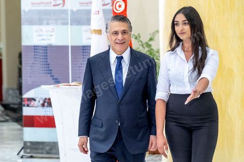 11 octobre 2019 : Arrivée du candidat Nabil Karoui à la télévision nationale. En ce dernier jour de campagne officielle les candidats au second tour de la présidentielle, Kaïs Saïed et Nabil Karoui, se sont affrontés lors d’un débat télévisé. Un exercice nouveau pour la démocratie tunisienne. Les indécis sont encore nombreux en Tunisie. Ce débat, le cinquième institué ces dernières semaines à l’initiative de l’organisation Munathara, sur la chaîne nationale Wataniya (après ceux du premier tour et celui des législatives), risque d’être déterminant pour le scrutin présidentiel de ce dimanche 13 octobre. Des échanges entre candidatsFait notable, celui-ci a été organisé in extremis, deux jours seulement après la libération de Nabil Karoui. Sous la supervision de deux journalistes, les grandes thématiques ont été abordées : de leur conception de la sécurité, aux affaires publiques en passant par la diplomatie et les prérogatives présidentielles. Ils n’ont eu que quelques minutes pour développer leur vision et son application, avec plus ou moins de concret. Fait nouveau : l’introduction d’espaces de débat entre les deux concurrents.