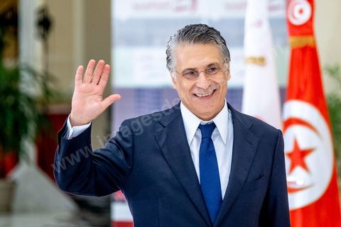 11 octobre 2019 : Arrivée du candidat Nabil Karoui à la télévision nationale. En ce dernier jour de campagne officielle les candidats au second tour de la présidentielle, Kaïs Saïed et Nabil Karoui, se sont affrontés lors d’un débat télévisé. Un exercice nouveau pour la démocratie tunisienne. Les indécis sont encore nombreux en Tunisie. Ce débat, le cinquième institué ces dernières semaines à l’initiative de l’organisation Munathara, sur la chaîne nationale Wataniya (après ceux du premier tour et celui des législatives), risque d’être déterminant pour le scrutin présidentiel de ce dimanche 13 octobre. Des échanges entre candidatsFait notable, celui-ci a été organisé in extremis, deux jours seulement après la libération de Nabil Karoui. Sous la supervision de deux journalistes, les grandes thématiques ont été abordées : de leur conception de la sécurité, aux affaires publiques en passant par la diplomatie et les prérogatives présidentielles. Ils n’ont eu que quelques minutes pour développer leur vision et son application, avec plus ou moins de concret. Fait nouveau : l’introduction d’espaces de débat entre les deux concurrents.