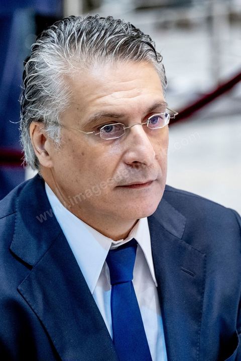 11 octobre 2019 : Arrivée du candidat Nabil Karoui à la télévision nationale. En ce dernier jour de campagne officielle les candidats au second tour de la présidentielle, Kaïs Saïed et Nabil Karoui, se sont affrontés lors d’un débat télévisé. Un exercice nouveau pour la démocratie tunisienne. Les indécis sont encore nombreux en Tunisie. Ce débat, le cinquième institué ces dernières semaines à l’initiative de l’organisation Munathara, sur la chaîne nationale Wataniya (après ceux du premier tour et celui des législatives), risque d’être déterminant pour le scrutin présidentiel de ce dimanche 13 octobre. Des échanges entre candidatsFait notable, celui-ci a été organisé in extremis, deux jours seulement après la libération de Nabil Karoui. Sous la supervision de deux journalistes, les grandes thématiques ont été abordées : de leur conception de la sécurité, aux affaires publiques en passant par la diplomatie et les prérogatives présidentielles. Ils n’ont eu que quelques minutes pour développer leur vision et son application, avec plus ou moins de concret. Fait nouveau : l’introduction d’espaces de débat entre les deux concurrents.