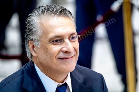 11 octobre 2019 : Arrivée du candidat Nabil Karoui à la télévision nationale. En ce dernier jour de campagne officielle les candidats au second tour de la présidentielle, Kaïs Saïed et Nabil Karoui, se sont affrontés lors d’un débat télévisé. Un exercice nouveau pour la démocratie tunisienne. Les indécis sont encore nombreux en Tunisie. Ce débat, le cinquième institué ces dernières semaines à l’initiative de l’organisation Munathara, sur la chaîne nationale Wataniya (après ceux du premier tour et celui des législatives), risque d’être déterminant pour le scrutin présidentiel de ce dimanche 13 octobre. Des échanges entre candidatsFait notable, celui-ci a été organisé in extremis, deux jours seulement après la libération de Nabil Karoui. Sous la supervision de deux journalistes, les grandes thématiques ont été abordées : de leur conception de la sécurité, aux affaires publiques en passant par la diplomatie et les prérogatives présidentielles. Ils n’ont eu que quelques minutes pour développer leur vision et son application, avec plus ou moins de concret. Fait nouveau : l’introduction d’espaces de débat entre les deux concurrents.