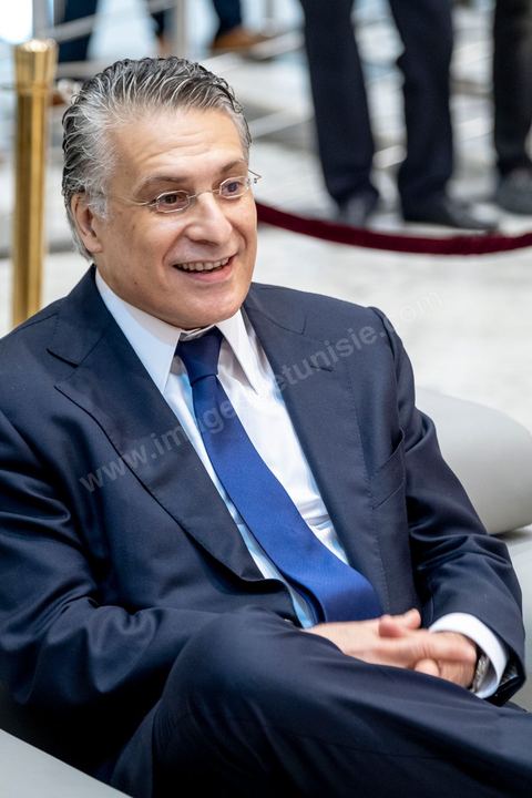 11 octobre 2019 : Arrivée du candidat Nabil Karoui à la télévision nationale. En ce dernier jour de campagne officielle les candidats au second tour de la présidentielle, Kaïs Saïed et Nabil Karoui, se sont affrontés lors d’un débat télévisé. Un exercice nouveau pour la démocratie tunisienne. Les indécis sont encore nombreux en Tunisie. Ce débat, le cinquième institué ces dernières semaines à l’initiative de l’organisation Munathara, sur la chaîne nationale Wataniya (après ceux du premier tour et celui des législatives), risque d’être déterminant pour le scrutin présidentiel de ce dimanche 13 octobre. Des échanges entre candidatsFait notable, celui-ci a été organisé in extremis, deux jours seulement après la libération de Nabil Karoui. Sous la supervision de deux journalistes, les grandes thématiques ont été abordées : de leur conception de la sécurité, aux affaires publiques en passant par la diplomatie et les prérogatives présidentielles. Ils n’ont eu que quelques minutes pour développer leur vision et son application, avec plus ou moins de concret. Fait nouveau : l’introduction d’espaces de débat entre les deux concurrents.