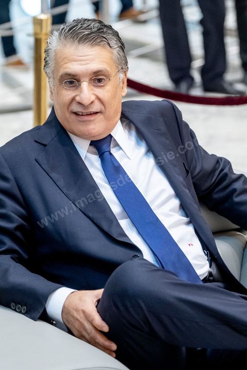 11 octobre 2019 : Arrivée du candidat Nabil Karoui à la télévision nationale. En ce dernier jour de campagne officielle les candidats au second tour de la présidentielle, Kaïs Saïed et Nabil Karoui, se sont affrontés lors d’un débat télévisé. Un exercice nouveau pour la démocratie tunisienne. Les indécis sont encore nombreux en Tunisie. Ce débat, le cinquième institué ces dernières semaines à l’initiative de l’organisation Munathara, sur la chaîne nationale Wataniya (après ceux du premier tour et celui des législatives), risque d’être déterminant pour le scrutin présidentiel de ce dimanche 13 octobre. Des échanges entre candidatsFait notable, celui-ci a été organisé in extremis, deux jours seulement après la libération de Nabil Karoui. Sous la supervision de deux journalistes, les grandes thématiques ont été abordées : de leur conception de la sécurité, aux affaires publiques en passant par la diplomatie et les prérogatives présidentielles. Ils n’ont eu que quelques minutes pour développer leur vision et son application, avec plus ou moins de concret. Fait nouveau : l’introduction d’espaces de débat entre les deux concurrents.