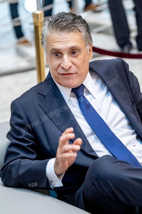 11 octobre 2019 : Arrivée du candidat Nabil Karoui à la télévision nationale. En ce dernier jour de campagne officielle les candidats au second tour de la présidentielle, Kaïs Saïed et Nabil Karoui, se sont affrontés lors d’un débat télévisé. Un exercice nouveau pour la démocratie tunisienne. Les indécis sont encore nombreux en Tunisie. Ce débat, le cinquième institué ces dernières semaines à l’initiative de l’organisation Munathara, sur la chaîne nationale Wataniya (après ceux du premier tour et celui des législatives), risque d’être déterminant pour le scrutin présidentiel de ce dimanche 13 octobre. Des échanges entre candidatsFait notable, celui-ci a été organisé in extremis, deux jours seulement après la libération de Nabil Karoui. Sous la supervision de deux journalistes, les grandes thématiques ont été abordées : de leur conception de la sécurité, aux affaires publiques en passant par la diplomatie et les prérogatives présidentielles. Ils n’ont eu que quelques minutes pour développer leur vision et son application, avec plus ou moins de concret. Fait nouveau : l’introduction d’espaces de débat entre les deux concurrents.