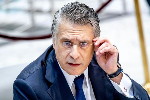 11 octobre 2019 : Arrivée du candidat Nabil Karoui à la télévision nationale. En ce dernier jour de campagne officielle les candidats au second tour de la présidentielle, Kaïs Saïed et Nabil Karoui, se sont affrontés lors d’un débat télévisé. Un exercice nouveau pour la démocratie tunisienne. Les indécis sont encore nombreux en Tunisie. Ce débat, le cinquième institué ces dernières semaines à l’initiative de l’organisation Munathara, sur la chaîne nationale Wataniya (après ceux du premier tour et celui des législatives), risque d’être déterminant pour le scrutin présidentiel de ce dimanche 13 octobre. Des échanges entre candidatsFait notable, celui-ci a été organisé in extremis, deux jours seulement après la libération de Nabil Karoui. Sous la supervision de deux journalistes, les grandes thématiques ont été abordées : de leur conception de la sécurité, aux affaires publiques en passant par la diplomatie et les prérogatives présidentielles. Ils n’ont eu que quelques minutes pour développer leur vision et son application, avec plus ou moins de concret. Fait nouveau : l’introduction d’espaces de débat entre les deux concurrents.