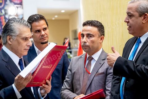 11 octobre 2019 : Arrivée du candidat Nabil Karoui à la télévision nationale. En ce dernier jour de campagne officielle les candidats au second tour de la présidentielle, Kaïs Saïed et Nabil Karoui, se sont affrontés lors d’un débat télévisé. Un exercice nouveau pour la démocratie tunisienne. Les indécis sont encore nombreux en Tunisie. Ce débat, le cinquième institué ces dernières semaines à l’initiative de l’organisation Munathara, sur la chaîne nationale Wataniya (après ceux du premier tour et celui des législatives), risque d’être déterminant pour le scrutin présidentiel de ce dimanche 13 octobre. Des échanges entre candidatsFait notable, celui-ci a été organisé in extremis, deux jours seulement après la libération de Nabil Karoui. Sous la supervision de deux journalistes, les grandes thématiques ont été abordées : de leur conception de la sécurité, aux affaires publiques en passant par la diplomatie et les prérogatives présidentielles. Ils n’ont eu que quelques minutes pour développer leur vision et son application, avec plus ou moins de concret. Fait nouveau : l’introduction d’espaces de débat entre les deux concurrents.