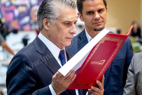 11 octobre 2019 : Arrivée du candidat Nabil Karoui à la télévision nationale. En ce dernier jour de campagne officielle les candidats au second tour de la présidentielle, Kaïs Saïed et Nabil Karoui, se sont affrontés lors d’un débat télévisé. Un exercice nouveau pour la démocratie tunisienne. Les indécis sont encore nombreux en Tunisie. Ce débat, le cinquième institué ces dernières semaines à l’initiative de l’organisation Munathara, sur la chaîne nationale Wataniya (après ceux du premier tour et celui des législatives), risque d’être déterminant pour le scrutin présidentiel de ce dimanche 13 octobre. Des échanges entre candidatsFait notable, celui-ci a été organisé in extremis, deux jours seulement après la libération de Nabil Karoui. Sous la supervision de deux journalistes, les grandes thématiques ont été abordées : de leur conception de la sécurité, aux affaires publiques en passant par la diplomatie et les prérogatives présidentielles. Ils n’ont eu que quelques minutes pour développer leur vision et son application, avec plus ou moins de concret. Fait nouveau : l’introduction d’espaces de débat entre les deux concurrents.