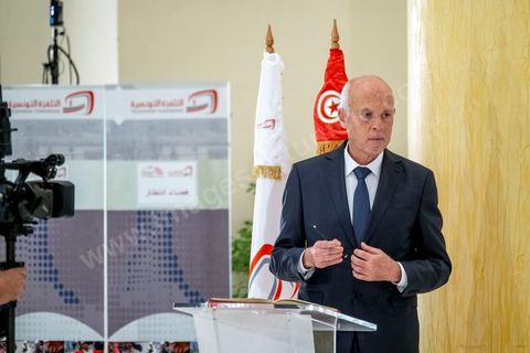 11 octobre 2019 : Arrivée du candidat Kais Saied à la télévision nationale. En ce dernier jour de campagne officielle les candidats au second tour de la présidentielle, Kaïs Saïed et Nabil Karoui, se sont affrontés lors d’un débat télévisé. Un exercice nouveau pour la démocratie tunisienne. Les indécis sont encore nombreux en Tunisie. Ce débat, le cinquième institué ces dernières semaines à l’initiative de l’organisation Munathara, sur la chaîne nationale Wataniya (après ceux du premier tour et celui des législatives), risque d’être déterminant pour le scrutin présidentiel de ce dimanche 13 octobre. Des échanges entre candidatsFait notable, celui-ci a été organisé in extremis, deux jours seulement après la libération de Nabil Karoui. Sous la supervision de deux journalistes, les grandes thématiques ont été abordées : de leur conception de la sécurité, aux affaires publiques en passant par la diplomatie et les prérogatives présidentielles. Ils n’ont eu que quelques minutes pour développer leur vision et son application, avec plus ou moins de concret. Fait nouveau : l’introduction d’espaces de débat entre les deux concurrents.