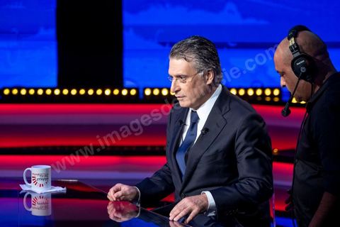 11 octobre 2019 : en ce dernier jour de campagne officielle les candidats au second tour de la présidentielle, Kaïs Saïed et Nabil Karoui, se sont affrontés lors d’un débat télévisé. Un exercice nouveau pour la démocratie tunisienne. Les indécis sont encore nombreux en Tunisie. Ce débat, le cinquième institué ces dernières semaines à l’initiative de l’organisation Munathara, sur la chaîne nationale Wataniya (après ceux du premier tour et celui des législatives), risque d’être déterminant pour le scrutin présidentiel de ce dimanche 13 octobre. Des échanges entre candidatsFait notable, celui-ci a été organisé in extremis, deux jours seulement après la libération de Nabil Karoui. Sous la supervision de deux journalistes, les grandes thématiques ont été abordées : de leur conception de la sécurité, aux affaires publiques en passant par la diplomatie et les prérogatives présidentielles. Ils n’ont eu que quelques minutes pour développer leur vision et son application, avec plus ou moins de concret. Fait nouveau : l’introduction d’espaces de débat entre les deux concurrents.