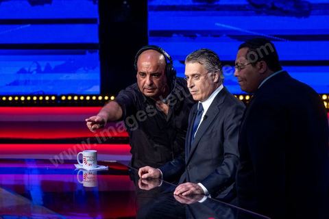 11 octobre 2019 : en ce dernier jour de campagne officielle les candidats au second tour de la présidentielle, Kaïs Saïed et Nabil Karoui, se sont affrontés lors d’un débat télévisé. Un exercice nouveau pour la démocratie tunisienne. Les indécis sont encore nombreux en Tunisie. Ce débat, le cinquième institué ces dernières semaines à l’initiative de l’organisation Munathara, sur la chaîne nationale Wataniya (après ceux du premier tour et celui des législatives), risque d’être déterminant pour le scrutin présidentiel de ce dimanche 13 octobre. Des échanges entre candidatsFait notable, celui-ci a été organisé in extremis, deux jours seulement après la libération de Nabil Karoui. Sous la supervision de deux journalistes, les grandes thématiques ont été abordées : de leur conception de la sécurité, aux affaires publiques en passant par la diplomatie et les prérogatives présidentielles. Ils n’ont eu que quelques minutes pour développer leur vision et son application, avec plus ou moins de concret. Fait nouveau : l’introduction d’espaces de débat entre les deux concurrents.