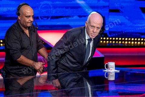 11 octobre 2019 : en ce dernier jour de campagne officielle les candidats au second tour de la présidentielle, Kaïs Saïed et Nabil Karoui, se sont affrontés lors d’un débat télévisé. Un exercice nouveau pour la démocratie tunisienne. Les indécis sont encore nombreux en Tunisie. Ce débat, le cinquième institué ces dernières semaines à l’initiative de l’organisation Munathara, sur la chaîne nationale Wataniya (après ceux du premier tour et celui des législatives), risque d’être déterminant pour le scrutin présidentiel de ce dimanche 13 octobre. Des échanges entre candidatsFait notable, celui-ci a été organisé in extremis, deux jours seulement après la libération de Nabil Karoui. Sous la supervision de deux journalistes, les grandes thématiques ont été abordées : de leur conception de la sécurité, aux affaires publiques en passant par la diplomatie et les prérogatives présidentielles. Ils n’ont eu que quelques minutes pour développer leur vision et son application, avec plus ou moins de concret. Fait nouveau : l’introduction d’espaces de débat entre les deux concurrents.