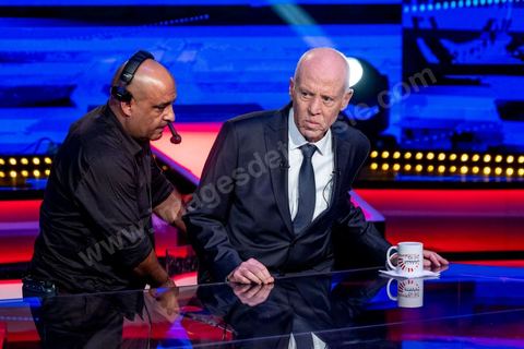 11 octobre 2019 : en ce dernier jour de campagne officielle les candidats au second tour de la présidentielle, Kaïs Saïed et Nabil Karoui, se sont affrontés lors d’un débat télévisé. Un exercice nouveau pour la démocratie tunisienne. Les indécis sont encore nombreux en Tunisie. Ce débat, le cinquième institué ces dernières semaines à l’initiative de l’organisation Munathara, sur la chaîne nationale Wataniya (après ceux du premier tour et celui des législatives), risque d’être déterminant pour le scrutin présidentiel de ce dimanche 13 octobre. Des échanges entre candidatsFait notable, celui-ci a été organisé in extremis, deux jours seulement après la libération de Nabil Karoui. Sous la supervision de deux journalistes, les grandes thématiques ont été abordées : de leur conception de la sécurité, aux affaires publiques en passant par la diplomatie et les prérogatives présidentielles. Ils n’ont eu que quelques minutes pour développer leur vision et son application, avec plus ou moins de concret. Fait nouveau : l’introduction d’espaces de débat entre les deux concurrents.
