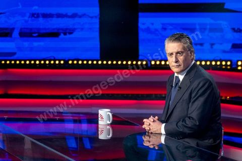 11 octobre 2019 : en ce dernier jour de campagne officielle les candidats au second tour de la présidentielle, Kaïs Saïed et Nabil Karoui, se sont affrontés lors d’un débat télévisé. Un exercice nouveau pour la démocratie tunisienne. Les indécis sont encore nombreux en Tunisie. Ce débat, le cinquième institué ces dernières semaines à l’initiative de l’organisation Munathara, sur la chaîne nationale Wataniya (après ceux du premier tour et celui des législatives), risque d’être déterminant pour le scrutin présidentiel de ce dimanche 13 octobre. Des échanges entre candidatsFait notable, celui-ci a été organisé in extremis, deux jours seulement après la libération de Nabil Karoui. Sous la supervision de deux journalistes, les grandes thématiques ont été abordées : de leur conception de la sécurité, aux affaires publiques en passant par la diplomatie et les prérogatives présidentielles. Ils n’ont eu que quelques minutes pour développer leur vision et son application, avec plus ou moins de concret. Fait nouveau : l’introduction d’espaces de débat entre les deux concurrents.
