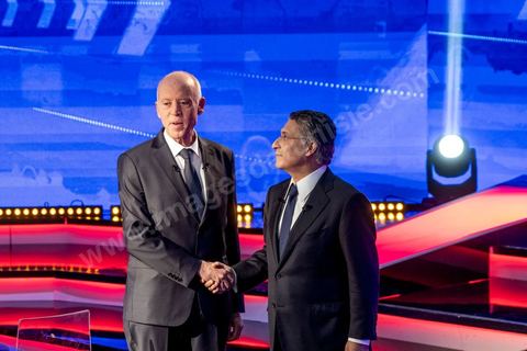 11 octobre 2019 : en ce dernier jour de campagne officielle les candidats au second tour de la présidentielle, Kaïs Saïed et Nabil Karoui, se sont affrontés lors d’un débat télévisé. Un exercice nouveau pour la démocratie tunisienne. Les indécis sont encore nombreux en Tunisie. Ce débat, le cinquième institué ces dernières semaines à l’initiative de l’organisation Munathara, sur la chaîne nationale Wataniya (après ceux du premier tour et celui des législatives), risque d’être déterminant pour le scrutin présidentiel de ce dimanche 13 octobre. Des échanges entre candidatsFait notable, celui-ci a été organisé in extremis, deux jours seulement après la libération de Nabil Karoui. Sous la supervision de deux journalistes, les grandes thématiques ont été abordées : de leur conception de la sécurité, aux affaires publiques en passant par la diplomatie et les prérogatives présidentielles. Ils n’ont eu que quelques minutes pour développer leur vision et son application, avec plus ou moins de concret. Fait nouveau : l’introduction d’espaces de débat entre les deux concurrents.