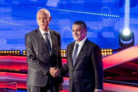 11 octobre 2019 : en ce dernier jour de campagne officielle les candidats au second tour de la présidentielle, Kaïs Saïed et Nabil Karoui, se sont affrontés lors d’un débat télévisé. Un exercice nouveau pour la démocratie tunisienne. Les indécis sont encore nombreux en Tunisie. Ce débat, le cinquième institué ces dernières semaines à l’initiative de l’organisation Munathara, sur la chaîne nationale Wataniya (après ceux du premier tour et celui des législatives), risque d’être déterminant pour le scrutin présidentiel de ce dimanche 13 octobre. Des échanges entre candidatsFait notable, celui-ci a été organisé in extremis, deux jours seulement après la libération de Nabil Karoui. Sous la supervision de deux journalistes, les grandes thématiques ont été abordées : de leur conception de la sécurité, aux affaires publiques en passant par la diplomatie et les prérogatives présidentielles. Ils n’ont eu que quelques minutes pour développer leur vision et son application, avec plus ou moins de concret. Fait nouveau : l’introduction d’espaces de débat entre les deux concurrents.