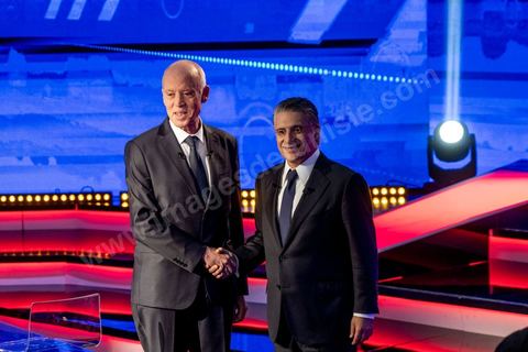 11 octobre 2019 : en ce dernier jour de campagne officielle les candidats au second tour de la présidentielle, Kaïs Saïed et Nabil Karoui, se sont affrontés lors d’un débat télévisé. Un exercice nouveau pour la démocratie tunisienne. Les indécis sont encore nombreux en Tunisie. Ce débat, le cinquième institué ces dernières semaines à l’initiative de l’organisation Munathara, sur la chaîne nationale Wataniya (après ceux du premier tour et celui des législatives), risque d’être déterminant pour le scrutin présidentiel de ce dimanche 13 octobre. Des échanges entre candidatsFait notable, celui-ci a été organisé in extremis, deux jours seulement après la libération de Nabil Karoui. Sous la supervision de deux journalistes, les grandes thématiques ont été abordées : de leur conception de la sécurité, aux affaires publiques en passant par la diplomatie et les prérogatives présidentielles. Ils n’ont eu que quelques minutes pour développer leur vision et son application, avec plus ou moins de concret. Fait nouveau : l’introduction d’espaces de débat entre les deux concurrents.