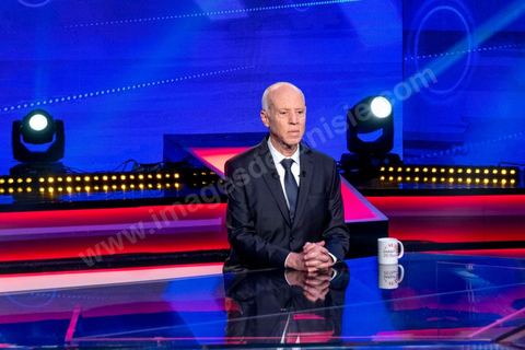 11 octobre 2019 : en ce dernier jour de campagne officielle les candidats au second tour de la présidentielle, Kaïs Saïed et Nabil Karoui, se sont affrontés lors d’un débat télévisé. Un exercice nouveau pour la démocratie tunisienne. Les indécis sont encore nombreux en Tunisie. Ce débat, le cinquième institué ces dernières semaines à l’initiative de l’organisation Munathara, sur la chaîne nationale Wataniya (après ceux du premier tour et celui des législatives), risque d’être déterminant pour le scrutin présidentiel de ce dimanche 13 octobre. Des échanges entre candidatsFait notable, celui-ci a été organisé in extremis, deux jours seulement après la libération de Nabil Karoui. Sous la supervision de deux journalistes, les grandes thématiques ont été abordées : de leur conception de la sécurité, aux affaires publiques en passant par la diplomatie et les prérogatives présidentielles. Ils n’ont eu que quelques minutes pour développer leur vision et son application, avec plus ou moins de concret. Fait nouveau : l’introduction d’espaces de débat entre les deux concurrents.