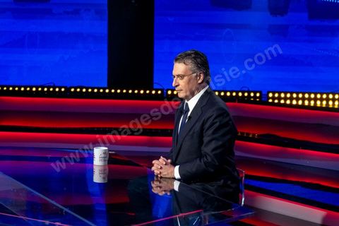 11 octobre 2019 : en ce dernier jour de campagne officielle les candidats au second tour de la présidentielle, Kaïs Saïed et Nabil Karoui, se sont affrontés lors d’un débat télévisé. Un exercice nouveau pour la démocratie tunisienne. Les indécis sont encore nombreux en Tunisie. Ce débat, le cinquième institué ces dernières semaines à l’initiative de l’organisation Munathara, sur la chaîne nationale Wataniya (après ceux du premier tour et celui des législatives), risque d’être déterminant pour le scrutin présidentiel de ce dimanche 13 octobre. Des échanges entre candidatsFait notable, celui-ci a été organisé in extremis, deux jours seulement après la libération de Nabil Karoui. Sous la supervision de deux journalistes, les grandes thématiques ont été abordées : de leur conception de la sécurité, aux affaires publiques en passant par la diplomatie et les prérogatives présidentielles. Ils n’ont eu que quelques minutes pour développer leur vision et son application, avec plus ou moins de concret. Fait nouveau : l’introduction d’espaces de débat entre les deux concurrents.