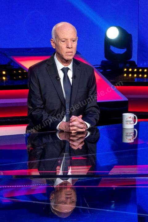 11 octobre 2019 : en ce dernier jour de campagne officielle les candidats au second tour de la présidentielle, Kaïs Saïed et Nabil Karoui, se sont affrontés lors d’un débat télévisé. Un exercice nouveau pour la démocratie tunisienne. Les indécis sont encore nombreux en Tunisie. Ce débat, le cinquième institué ces dernières semaines à l’initiative de l’organisation Munathara, sur la chaîne nationale Wataniya (après ceux du premier tour et celui des législatives), risque d’être déterminant pour le scrutin présidentiel de ce dimanche 13 octobre. Des échanges entre candidatsFait notable, celui-ci a été organisé in extremis, deux jours seulement après la libération de Nabil Karoui. Sous la supervision de deux journalistes, les grandes thématiques ont été abordées : de leur conception de la sécurité, aux affaires publiques en passant par la diplomatie et les prérogatives présidentielles. Ils n’ont eu que quelques minutes pour développer leur vision et son application, avec plus ou moins de concret. Fait nouveau : l’introduction d’espaces de débat entre les deux concurrents.