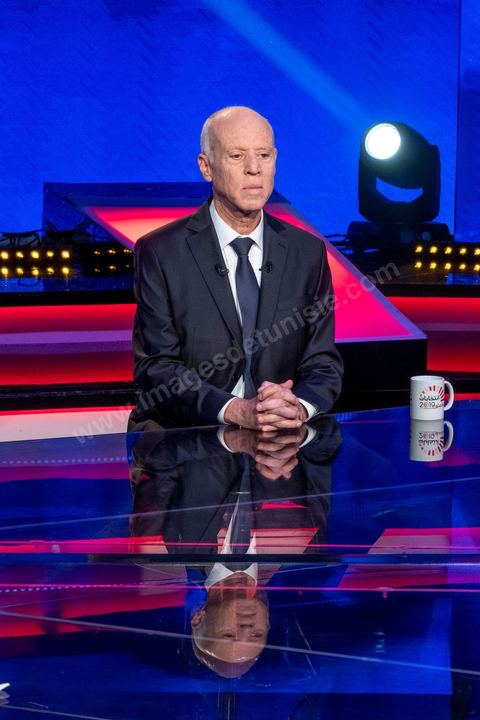 11 octobre 2019 : en ce dernier jour de campagne officielle les candidats au second tour de la présidentielle, Kaïs Saïed et Nabil Karoui, se sont affrontés lors d’un débat télévisé. Un exercice nouveau pour la démocratie tunisienne. Les indécis sont encore nombreux en Tunisie. Ce débat, le cinquième institué ces dernières semaines à l’initiative de l’organisation Munathara, sur la chaîne nationale Wataniya (après ceux du premier tour et celui des législatives), risque d’être déterminant pour le scrutin présidentiel de ce dimanche 13 octobre. Des échanges entre candidatsFait notable, celui-ci a été organisé in extremis, deux jours seulement après la libération de Nabil Karoui. Sous la supervision de deux journalistes, les grandes thématiques ont été abordées : de leur conception de la sécurité, aux affaires publiques en passant par la diplomatie et les prérogatives présidentielles. Ils n’ont eu que quelques minutes pour développer leur vision et son application, avec plus ou moins de concret. Fait nouveau : l’introduction d’espaces de débat entre les deux concurrents.