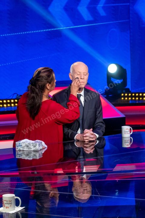 11 octobre 2019 : en ce dernier jour de campagne officielle les candidats au second tour de la présidentielle, Kaïs Saïed et Nabil Karoui, se sont affrontés lors d’un débat télévisé. Un exercice nouveau pour la démocratie tunisienne. Les indécis sont encore nombreux en Tunisie. Ce débat, le cinquième institué ces dernières semaines à l’initiative de l’organisation Munathara, sur la chaîne nationale Wataniya (après ceux du premier tour et celui des législatives), risque d’être déterminant pour le scrutin présidentiel de ce dimanche 13 octobre. Des échanges entre candidatsFait notable, celui-ci a été organisé in extremis, deux jours seulement après la libération de Nabil Karoui. Sous la supervision de deux journalistes, les grandes thématiques ont été abordées : de leur conception de la sécurité, aux affaires publiques en passant par la diplomatie et les prérogatives présidentielles. Ils n’ont eu que quelques minutes pour développer leur vision et son application, avec plus ou moins de concret. Fait nouveau : l’introduction d’espaces de débat entre les deux concurrents.