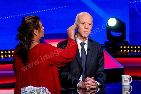 11 octobre 2019 : en ce dernier jour de campagne officielle les candidats au second tour de la présidentielle, Kaïs Saïed et Nabil Karoui, se sont affrontés lors d’un débat télévisé. Un exercice nouveau pour la démocratie tunisienne. Les indécis sont encore nombreux en Tunisie. Ce débat, le cinquième institué ces dernières semaines à l’initiative de l’organisation Munathara, sur la chaîne nationale Wataniya (après ceux du premier tour et celui des législatives), risque d’être déterminant pour le scrutin présidentiel de ce dimanche 13 octobre. Des échanges entre candidatsFait notable, celui-ci a été organisé in extremis, deux jours seulement après la libération de Nabil Karoui. Sous la supervision de deux journalistes, les grandes thématiques ont été abordées : de leur conception de la sécurité, aux affaires publiques en passant par la diplomatie et les prérogatives présidentielles. Ils n’ont eu que quelques minutes pour développer leur vision et son application, avec plus ou moins de concret. Fait nouveau : l’introduction d’espaces de débat entre les deux concurrents.