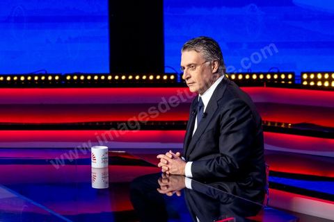 11 octobre 2019 : en ce dernier jour de campagne officielle les candidats au second tour de la présidentielle, Kaïs Saïed et Nabil Karoui, se sont affrontés lors d’un débat télévisé. Un exercice nouveau pour la démocratie tunisienne. Les indécis sont encore nombreux en Tunisie. Ce débat, le cinquième institué ces dernières semaines à l’initiative de l’organisation Munathara, sur la chaîne nationale Wataniya (après ceux du premier tour et celui des législatives), risque d’être déterminant pour le scrutin présidentiel de ce dimanche 13 octobre. Des échanges entre candidatsFait notable, celui-ci a été organisé in extremis, deux jours seulement après la libération de Nabil Karoui. Sous la supervision de deux journalistes, les grandes thématiques ont été abordées : de leur conception de la sécurité, aux affaires publiques en passant par la diplomatie et les prérogatives présidentielles. Ils n’ont eu que quelques minutes pour développer leur vision et son application, avec plus ou moins de concret. Fait nouveau : l’introduction d’espaces de débat entre les deux concurrents.