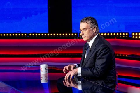 11 octobre 2019 : en ce dernier jour de campagne officielle les candidats au second tour de la présidentielle, Kaïs Saïed et Nabil Karoui, se sont affrontés lors d’un débat télévisé. Un exercice nouveau pour la démocratie tunisienne. Les indécis sont encore nombreux en Tunisie. Ce débat, le cinquième institué ces dernières semaines à l’initiative de l’organisation Munathara, sur la chaîne nationale Wataniya (après ceux du premier tour et celui des législatives), risque d’être déterminant pour le scrutin présidentiel de ce dimanche 13 octobre. Des échanges entre candidatsFait notable, celui-ci a été organisé in extremis, deux jours seulement après la libération de Nabil Karoui. Sous la supervision de deux journalistes, les grandes thématiques ont été abordées : de leur conception de la sécurité, aux affaires publiques en passant par la diplomatie et les prérogatives présidentielles. Ils n’ont eu que quelques minutes pour développer leur vision et son application, avec plus ou moins de concret. Fait nouveau : l’introduction d’espaces de débat entre les deux concurrents.