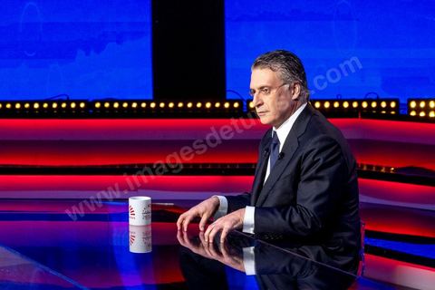 11 octobre 2019 : en ce dernier jour de campagne officielle les candidats au second tour de la présidentielle, Kaïs Saïed et Nabil Karoui, se sont affrontés lors d’un débat télévisé. Un exercice nouveau pour la démocratie tunisienne. Les indécis sont encore nombreux en Tunisie. Ce débat, le cinquième institué ces dernières semaines à l’initiative de l’organisation Munathara, sur la chaîne nationale Wataniya (après ceux du premier tour et celui des législatives), risque d’être déterminant pour le scrutin présidentiel de ce dimanche 13 octobre. Des échanges entre candidatsFait notable, celui-ci a été organisé in extremis, deux jours seulement après la libération de Nabil Karoui. Sous la supervision de deux journalistes, les grandes thématiques ont été abordées : de leur conception de la sécurité, aux affaires publiques en passant par la diplomatie et les prérogatives présidentielles. Ils n’ont eu que quelques minutes pour développer leur vision et son application, avec plus ou moins de concret. Fait nouveau : l’introduction d’espaces de débat entre les deux concurrents.