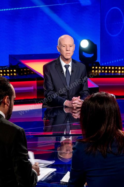 11 octobre 2019 : en ce dernier jour de campagne officielle les candidats au second tour de la présidentielle, Kaïs Saïed et Nabil Karoui, se sont affrontés lors d’un débat télévisé. Un exercice nouveau pour la démocratie tunisienne. Les indécis sont encore nombreux en Tunisie. Ce débat, le cinquième institué ces dernières semaines à l’initiative de l’organisation Munathara, sur la chaîne nationale Wataniya (après ceux du premier tour et celui des législatives), risque d’être déterminant pour le scrutin présidentiel de ce dimanche 13 octobre. Des échanges entre candidatsFait notable, celui-ci a été organisé in extremis, deux jours seulement après la libération de Nabil Karoui. Sous la supervision de deux journalistes, les grandes thématiques ont été abordées : de leur conception de la sécurité, aux affaires publiques en passant par la diplomatie et les prérogatives présidentielles. Ils n’ont eu que quelques minutes pour développer leur vision et son application, avec plus ou moins de concret. Fait nouveau : l’introduction d’espaces de débat entre les deux concurrents.
