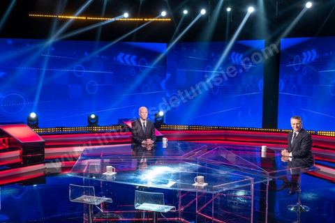 11 octobre 2019 : en ce dernier jour de campagne officielle les candidats au second tour de la présidentielle, Kaïs Saïed et Nabil Karoui, se sont affrontés lors d’un débat télévisé. Un exercice nouveau pour la démocratie tunisienne. Les indécis sont encore nombreux en Tunisie. Ce débat, le cinquième institué ces dernières semaines à l’initiative de l’organisation Munathara, sur la chaîne nationale Wataniya (après ceux du premier tour et celui des législatives), risque d’être déterminant pour le scrutin présidentiel de ce dimanche 13 octobre. Des échanges entre candidatsFait notable, celui-ci a été organisé in extremis, deux jours seulement après la libération de Nabil Karoui. Sous la supervision de deux journalistes, les grandes thématiques ont été abordées : de leur conception de la sécurité, aux affaires publiques en passant par la diplomatie et les prérogatives présidentielles. Ils n’ont eu que quelques minutes pour développer leur vision et son application, avec plus ou moins de concret. Fait nouveau : l’introduction d’espaces de débat entre les deux concurrents.