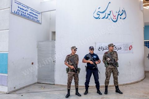 13 octobre 2019 : la Tunisie vote aujourd'hui pour le second tour des élections présidentielles, les électeurs doivent choisir entre Nabil Karoui, président du parti Qalb Tounes "Au coeur de la Tunisie" sorti de prison il y a 4 jours, et Kais Saied, candidat indépendant et atypique. La participation à 12h est de 17,6% soit un point de plus qu'au premier tour, la mobilisation des jeunes semble plus forte aujourd'hui. 