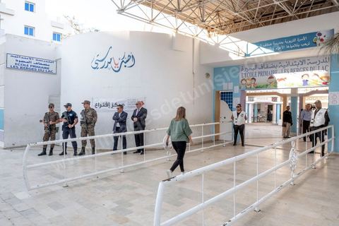 13 octobre 2019 : la Tunisie vote aujourd'hui pour le second tour des élections présidentielles, les électeurs doivent choisir entre Nabil Karoui, président du parti Qalb Tounes "Au coeur de la Tunisie" sorti de prison il y a 4 jours, et Kais Saied, candidat indépendant et atypique. La participation à 12h est de 17,6% soit un point de plus qu'au premier tour, la mobilisation des jeunes semble plus forte aujourd'hui. 