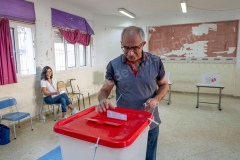 13 octobre 2019 : la Tunisie vote aujourd'hui pour le second tour des élections présidentielles, les électeurs doivent choisir entre Nabil Karoui, président du parti Qalb Tounes "Au coeur de la Tunisie" sorti de prison il y a 4 jours, et Kais Saied, candidat indépendant et atypique. La participation à 12h est de 17,6% soit un point de plus qu'au premier tour, la mobilisation des jeunes semble plus forte aujourd'hui. 
