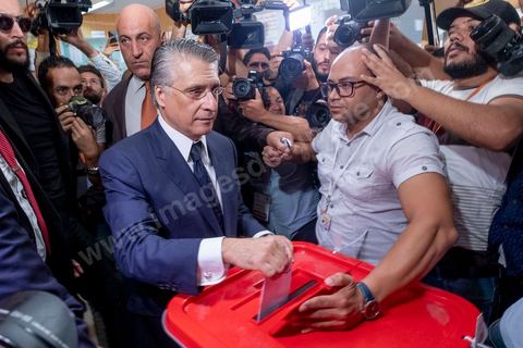 13 octobre 2019 : Nabil Karoui, accompagné de sa femme Salwa Smaoui, vote ce dimanche pour la première fois cette année suite à sa libération de prison il y a 4 jours. La Tunisie vote aujourd'hui pour le second tour des élections présidentielles, les électeurs doivent choisr entre Nabil Karoui, président du parti Qalb Tounes "Au coeur de la Tunisie" sorti de prison il y a 4 jours, et Kais Saied, candidat indépendant et atypique. La participation à 12h est de 17,6% soit un point de plus qu'au premier tour, la mobilisation des jeunes semble plus forte aujourd'hui. 