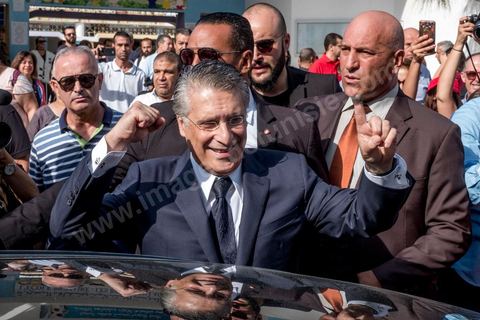 13 octobre 2019 : Nabil Karoui, accompagné de sa femme Salwa Smaoui, vote ce dimanche pour la première fois cette année suite à sa libération de prison il y a 4 jours. La Tunisie vote aujourd'hui pour le second tour des élections présidentielles, les électeurs doivent choisr entre Nabil Karoui, président du parti Qalb Tounes "Au coeur de la Tunisie" sorti de prison il y a 4 jours, et Kais Saied, candidat indépendant et atypique. La participation à 12h est de 17,6% soit un point de plus qu'au premier tour, la mobilisation des jeunes semble plus forte aujourd'hui. 