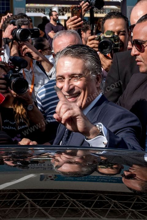 13 octobre 2019 : Nabil Karoui, accompagné de sa femme Salwa Smaoui, vote ce dimanche pour la première fois cette année suite à sa libération de prison il y a 4 jours. La Tunisie vote aujourd'hui pour le second tour des élections présidentielles, les électeurs doivent choisr entre Nabil Karoui, président du parti Qalb Tounes "Au coeur de la Tunisie" sorti de prison il y a 4 jours, et Kais Saied, candidat indépendant et atypique. La participation à 12h est de 17,6% soit un point de plus qu'au premier tour, la mobilisation des jeunes semble plus forte aujourd'hui. 