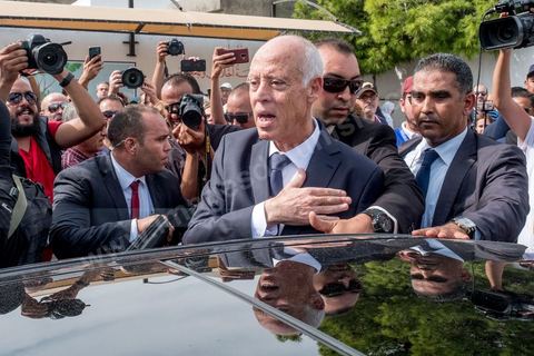 13 octobre 2019 : Vote de Kais Saeid, candidat surprise arrivé en tête au 1er tour, et de sa femme à Tunis. La Tunisie vote aujourd'hui pour le second tour des élections présidentielles, les électeurs doivent choisir entre Nabil Karoui, président du parti Qalb Tounes "Au coeur de la Tunisie" sorti de prison il y a 4 jours, et Kais Saied, candidat indépendant et atypique. La participation à 12h est de 17,6% soit un point de plus qu'au premier tour, la mobilisation des jeunes semble plus forte aujourd'hui. 