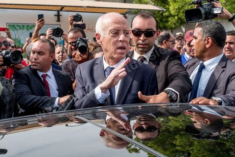 13 octobre 2019 : Vote de Kais Saeid, candidat surprise arrivé en tête au 1er tour, et de sa femme à Tunis. La Tunisie vote aujourd'hui pour le second tour des élections présidentielles, les électeurs doivent choisir entre Nabil Karoui, président du parti Qalb Tounes "Au coeur de la Tunisie" sorti de prison il y a 4 jours, et Kais Saied, candidat indépendant et atypique. La participation à 12h est de 17,6% soit un point de plus qu'au premier tour, la mobilisation des jeunes semble plus forte aujourd'hui. 
