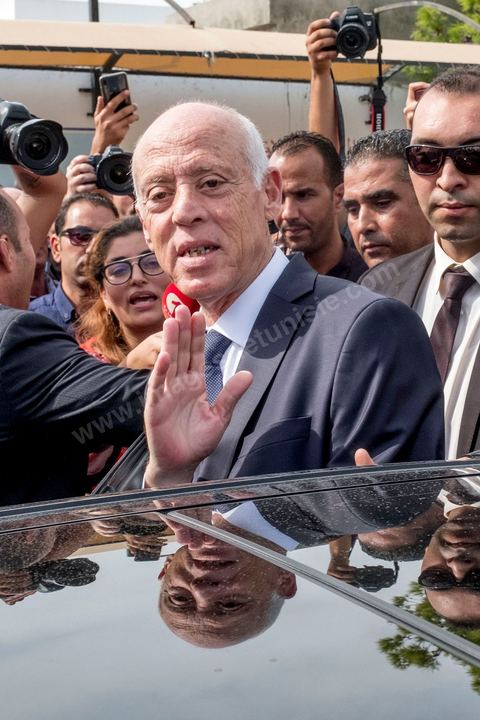 13 octobre 2019 : Vote de Kais Saeid, candidat surprise arrivé en tête au 1er tour, et de sa femme à Tunis. La Tunisie vote aujourd'hui pour le second tour des élections présidentielles, les électeurs doivent choisir entre Nabil Karoui, président du parti Qalb Tounes "Au coeur de la Tunisie" sorti de prison il y a 4 jours, et Kais Saied, candidat indépendant et atypique. La participation à 12h est de 17,6% soit un point de plus qu'au premier tour, la mobilisation des jeunes semble plus forte aujourd'hui. 