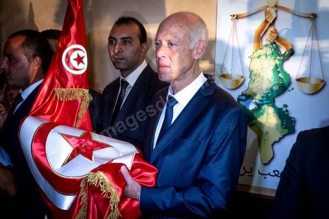 13 octobre 2019 : après l'annonce à  20h de la victoire incontestable, par les instituts de sondage, Kais Saied est vainqueur des présidentielles avec un score autour de 75% et une participation exceptionnelle de près de 58%, le nouveau président plébicité par le peuple tient une conférence de presse dans un hotel du centre ville de Tunis. Très ému, il s’est engagé à consacrer la primauté de la loi et son application à tous. " l’Etat reste debout avec sa législation et ses engagements internationaux. Notre relation à l’intérieur sera fondée sur la confiance et la responsabilité…Nous œuvrons à rétablir la confiance entre les dirigeants et le peuple dans le cadre de la Constitution " .