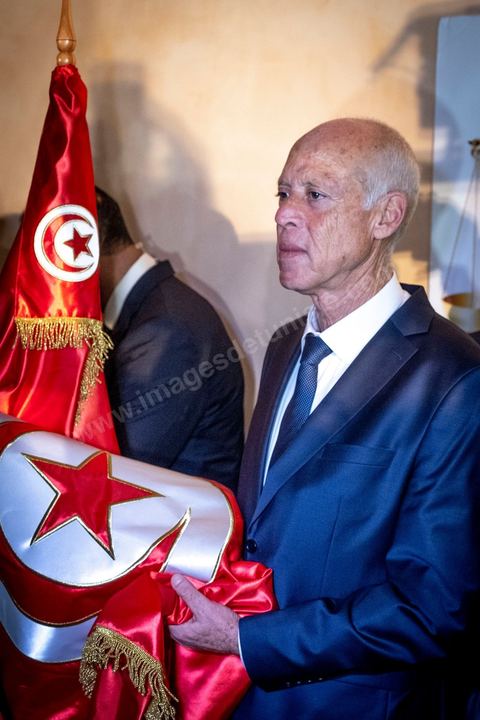 13 octobre 2019 : après l'annonce à  20h de la victoire incontestable, par les instituts de sondage, Kais Saied est vainqueur des présidentielles avec un score autour de 75% et une participation exceptionnelle de près de 58%, le nouveau président plébicité par le peuple tient une conférence de presse dans un hotel du centre ville de Tunis. Très ému, il s’est engagé à consacrer la primauté de la loi et son application à tous. " l’Etat reste debout avec sa législation et ses engagements internationaux. Notre relation à l’intérieur sera fondée sur la confiance et la responsabilité…Nous œuvrons à rétablir la confiance entre les dirigeants et le peuple dans le cadre de la Constitution " .
