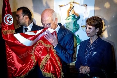 13 octobre 2019 : après l'annonce à  20h de la victoire incontestable, par les instituts de sondage, Kais Saied est vainqueur des présidentielles avec un score autour de 75% et une participation exceptionnelle de près de 58%, le nouveau président plébicité par le peuple tient une conférence de presse dans un hotel du centre ville de Tunis. Très ému, il s’est engagé à consacrer la primauté de la loi et son application à tous. " l’Etat reste debout avec sa législation et ses engagements internationaux. Notre relation à l’intérieur sera fondée sur la confiance et la responsabilité…Nous œuvrons à rétablir la confiance entre les dirigeants et le peuple dans le cadre de la Constitution " .