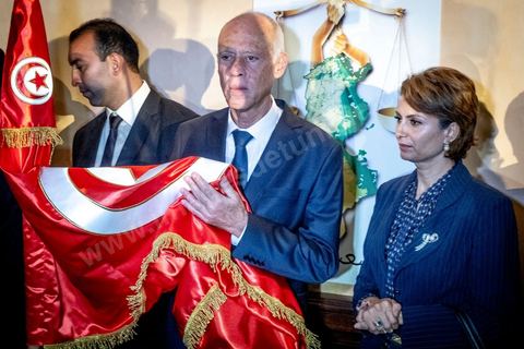 13 octobre 2019 : après l'annonce à  20h de la victoire incontestable, par les instituts de sondage, Kais Saied est vainqueur des présidentielles avec un score autour de 75% et une participation exceptionnelle de près de 58%, le nouveau président plébicité par le peuple tient une conférence de presse dans un hotel du centre ville de Tunis. Très ému, il s’est engagé à consacrer la primauté de la loi et son application à tous. " l’Etat reste debout avec sa législation et ses engagements internationaux. Notre relation à l’intérieur sera fondée sur la confiance et la responsabilité…Nous œuvrons à rétablir la confiance entre les dirigeants et le peuple dans le cadre de la Constitution " .