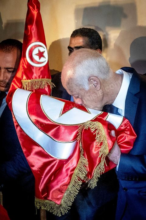 13 octobre 2019 : après l'annonce à  20h de la victoire incontestable, par les instituts de sondage, Kais Saied est vainqueur des présidentielles avec un score autour de 75% et une participation exceptionnelle de près de 58%, le nouveau président plébicité par le peuple tient une conférence de presse dans un hotel du centre ville de Tunis. Très ému, il s’est engagé à consacrer la primauté de la loi et son application à tous. " l’Etat reste debout avec sa législation et ses engagements internationaux. Notre relation à l’intérieur sera fondée sur la confiance et la responsabilité…Nous œuvrons à rétablir la confiance entre les dirigeants et le peuple dans le cadre de la Constitution " .