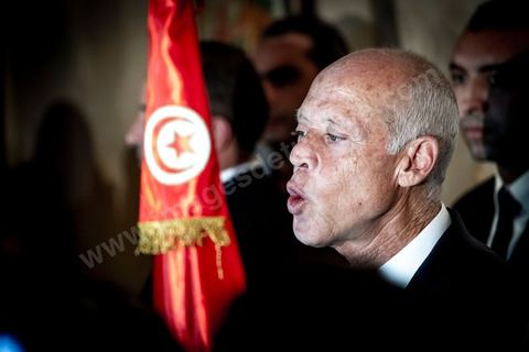 13 octobre 2019 : après l'annonce à  20h de la victoire incontestable, par les instituts de sondage, Kais Saied est vainqueur des présidentielles avec un score autour de 75% et une participation exceptionnelle de près de 58%, le nouveau président plébicité par le peuple tient une conférence de presse dans un hotel du centre ville de Tunis. Très ému, il s’est engagé à consacrer la primauté de la loi et son application à tous. " l’Etat reste debout avec sa législation et ses engagements internationaux. Notre relation à l’intérieur sera fondée sur la confiance et la responsabilité…Nous œuvrons à rétablir la confiance entre les dirigeants et le peuple dans le cadre de la Constitution " .