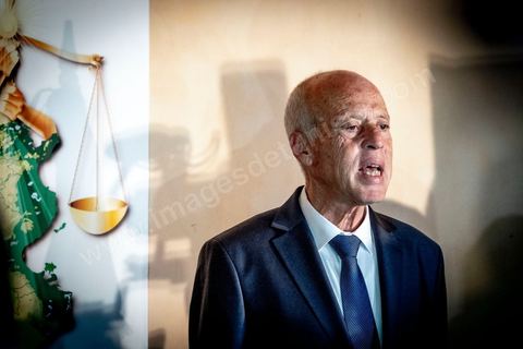 13 octobre 2019 : après l'annonce à  20h de la victoire incontestable, par les instituts de sondage, Kais Saied est vainqueur des présidentielles avec un score autour de 75% et une participation exceptionnelle de près de 58%, le nouveau président plébicité par le peuple tient une conférence de presse dans un hotel du centre ville de Tunis. Très ému, il s’est engagé à consacrer la primauté de la loi et son application à tous. " l’Etat reste debout avec sa législation et ses engagements internationaux. Notre relation à l’intérieur sera fondée sur la confiance et la responsabilité…Nous œuvrons à rétablir la confiance entre les dirigeants et le peuple dans le cadre de la Constitution " .