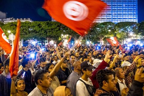 13 octobre 2019 : plusierus dizaines de milliers de citoyens sont venus spontanément fêter la victoire de Kais Saied aux élections présidentielles sur l'avenue Habib Bourguiba à Tunis. Annoncée à 20h les instituts de sondage mettent le candidat Saied largement vainqueur avec près de 75% des voix. C'est une victoire du peuple face au sytéme politique, c'est la révolution du peuple par les urnes. Le rassemeblemnt très important s'est passé dasn le calme et le respect, la joie et l'espoir de citoyens de tous ages pour une nouvelle Tunisie, celle de la révolution avortée de 2011. 