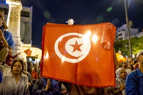 13 octobre 2019 : plusierus dizaines de milliers de citoyens sont venus spontanément fêter la victoire de Kais Saied aux élections présidentielles sur l'avenue Habib Bourguiba à Tunis. Annoncée à 20h les instituts de sondage mettent le candidat Saied largement vainqueur avec près de 75% des voix. C'est une victoire du peuple face au sytéme politique, c'est la révolution du peuple par les urnes. Le rassemeblemnt très important s'est passé dasn le calme et le respect, la joie et l'espoir de citoyens de tous ages pour une nouvelle Tunisie, celle de la révolution avortée de 2011. 